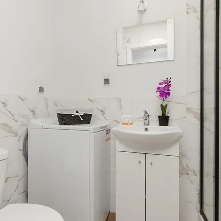 Apartment Gently Arranged In The Center Of By Renters *